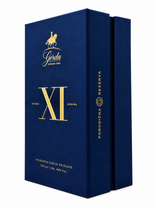 gorda-grand-cru-xi-bocni-prikaz-porodicna-rezerva-kutija Bočni prikaz luksuzne tamnoplave kutije Gorda Grand Cru XI sa natpisom Porodična Rezerva